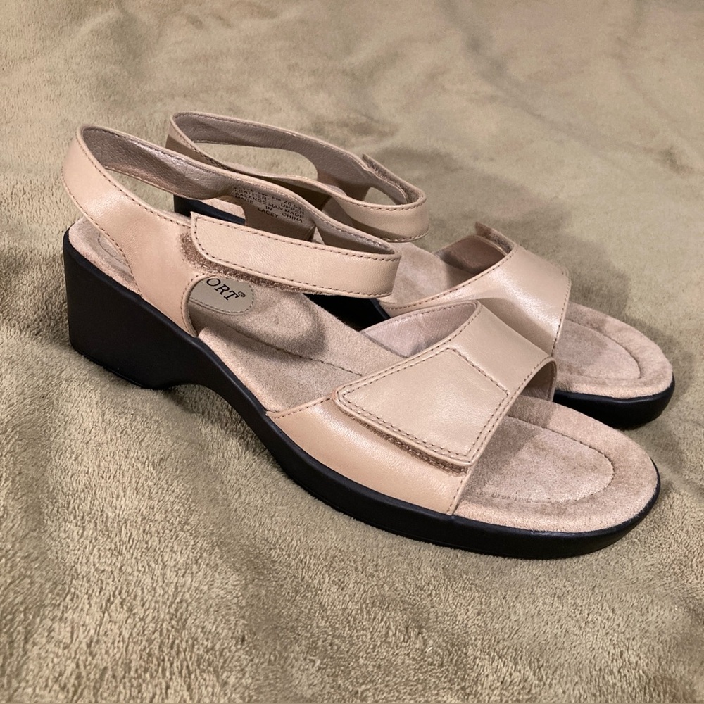 NIB I Love Comfort Vintage 80s 90s Lacey Leather Sandals Tan Size 8M